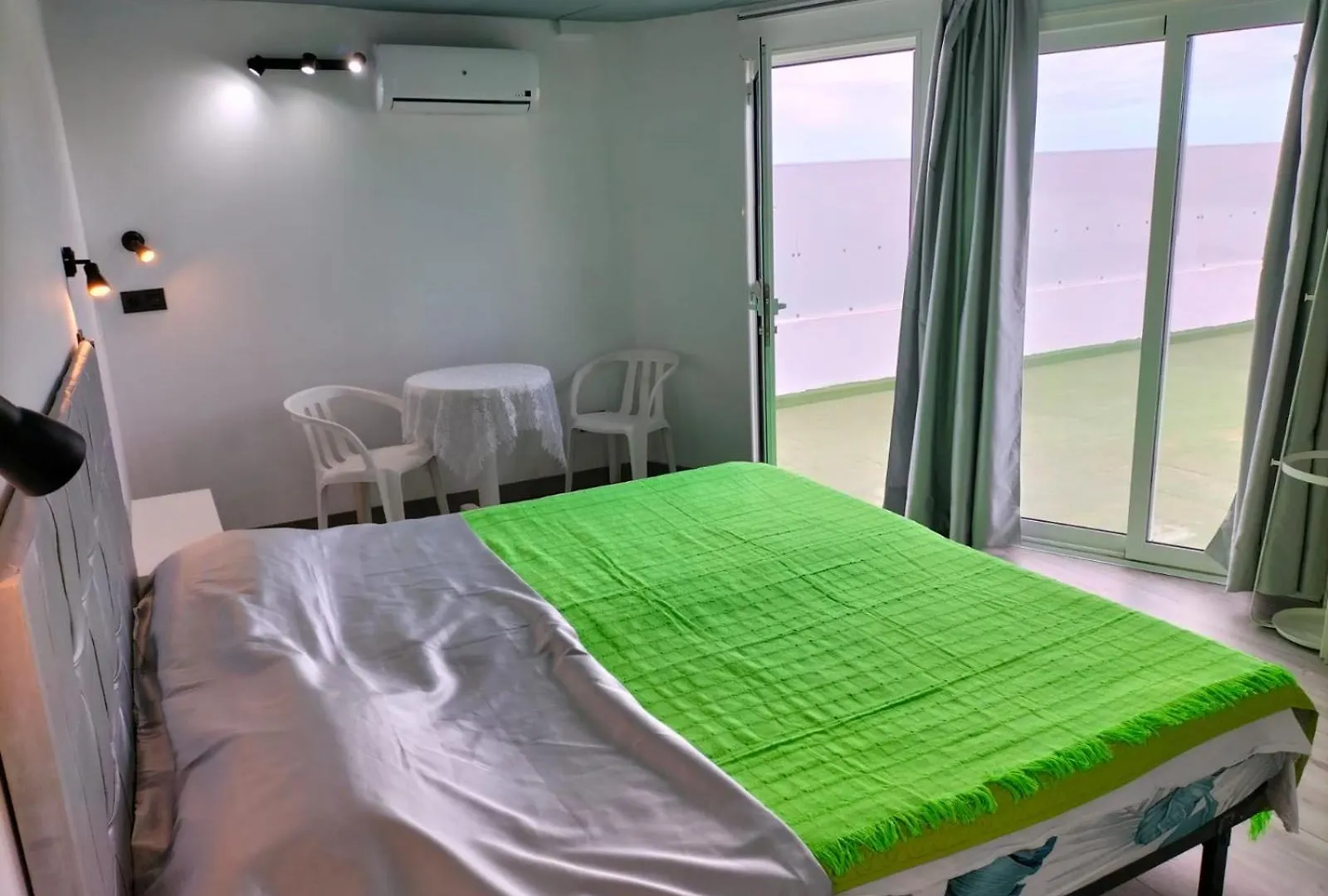 Guest house Vv Las Buganvillas Maspalomas - Cocina Y Habitaciones Con Banos Privados