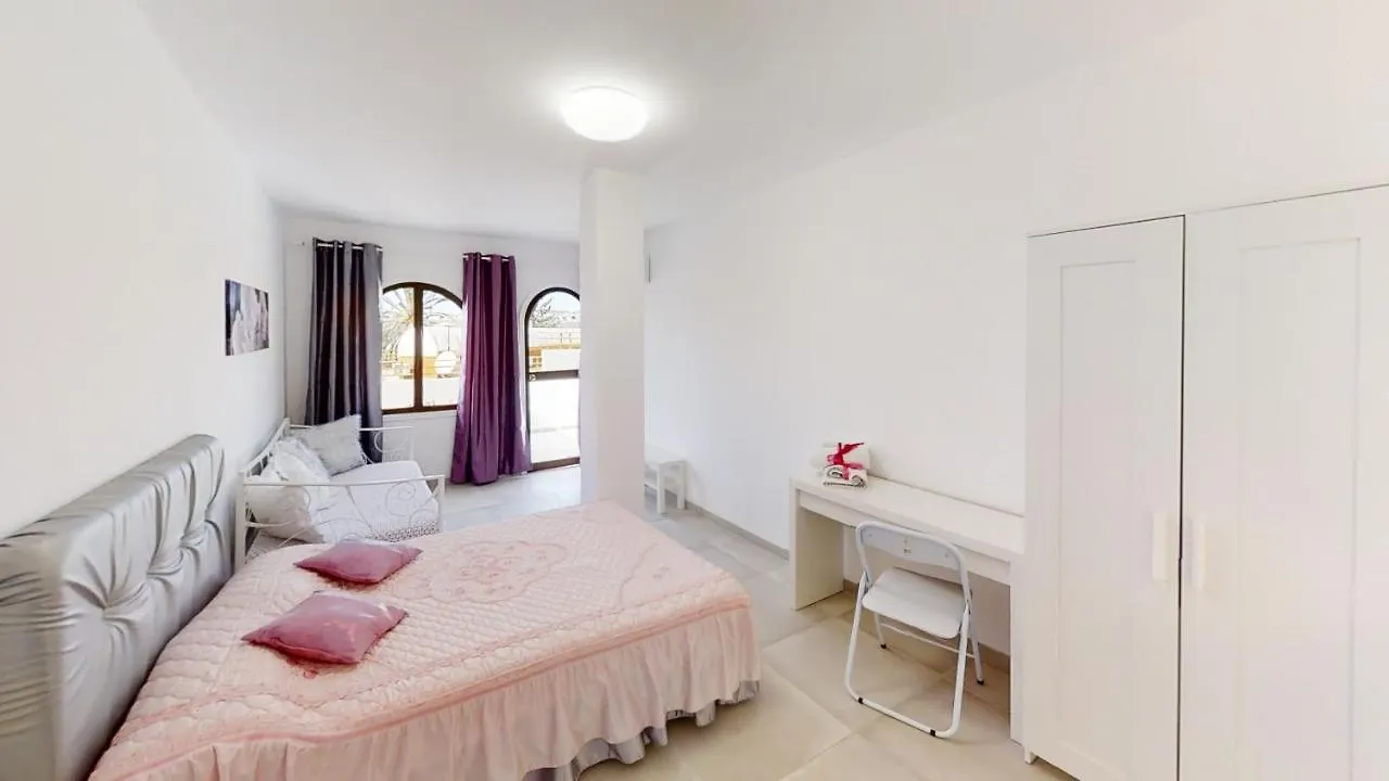 Gæstehus Vv Las Buganvillas Maspalomas - Cocina Y Habitaciones Con Banos Privados